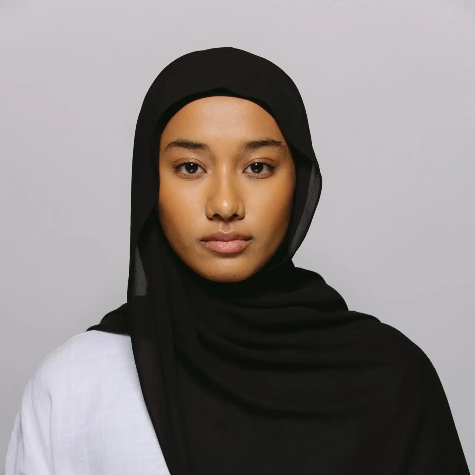 Luxe Hijab – Elegant Chiffon with Built-in Magnets