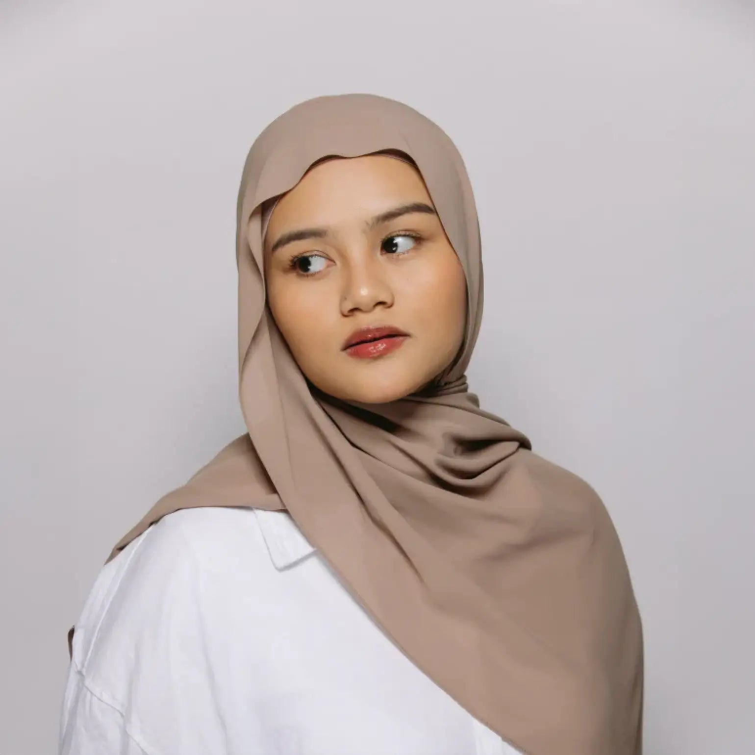 Luxe Hijab – Elegant Chiffon with Built-in Magnets